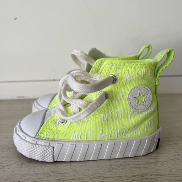 Neon green and white high top converse baby shoes size 5 - Picture 2 of 14